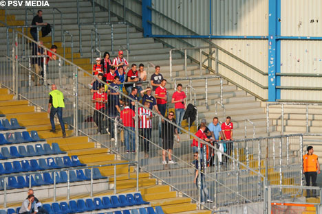 Hulde aan deze meegereisde PSV-supporters in het uitvak. Klasse!
