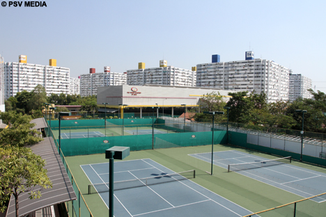Een overzicht van de hardcourt tennisbanen van The Tennis Academy of Asia.