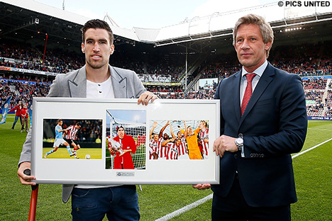 Een drieluik met foto's uit zijn PSV-tijd voor Strootman.