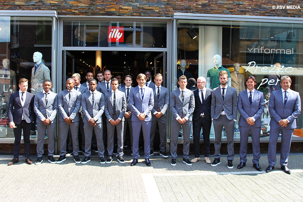 Tot slot werd er nog een groepsfoto gemaakt voor de ingang van de winkel | &copy; PSV Media