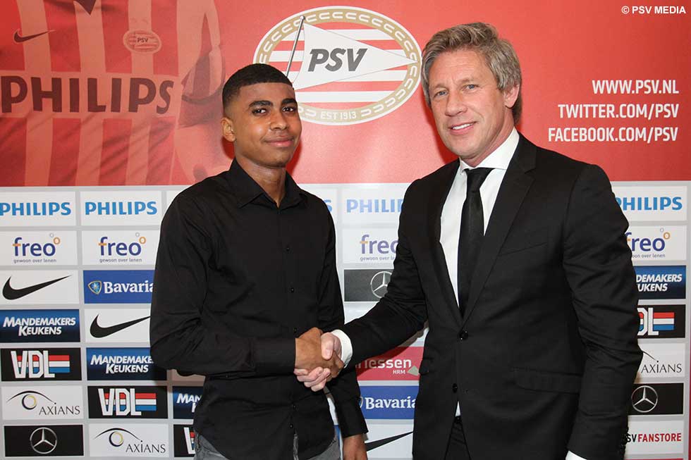 Technisch manager Marcel Brands schudt Laros Duarte de hand | &copy; PSV Media