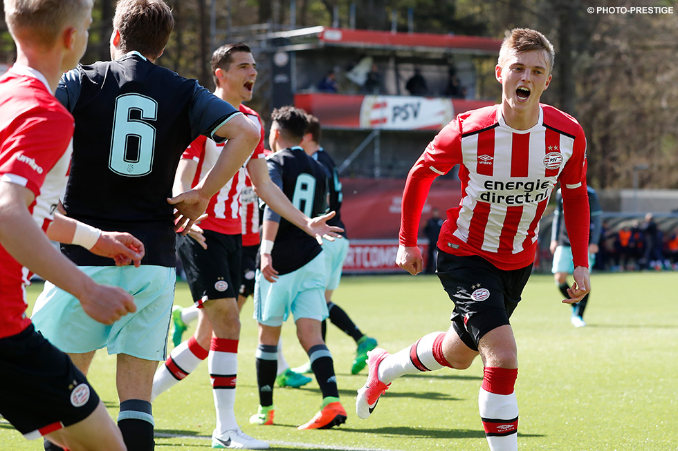 Albert Gudmundsson tekende met zijn 14e seizoenstreffer voor de 2-1 ruststand