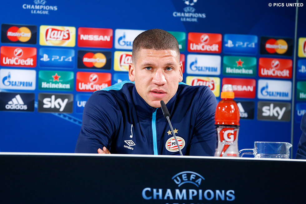 Jeffrey Bruma op de persconferentie voorafgaand aan de training in de Wolfsburg ArenA | © Pics United
