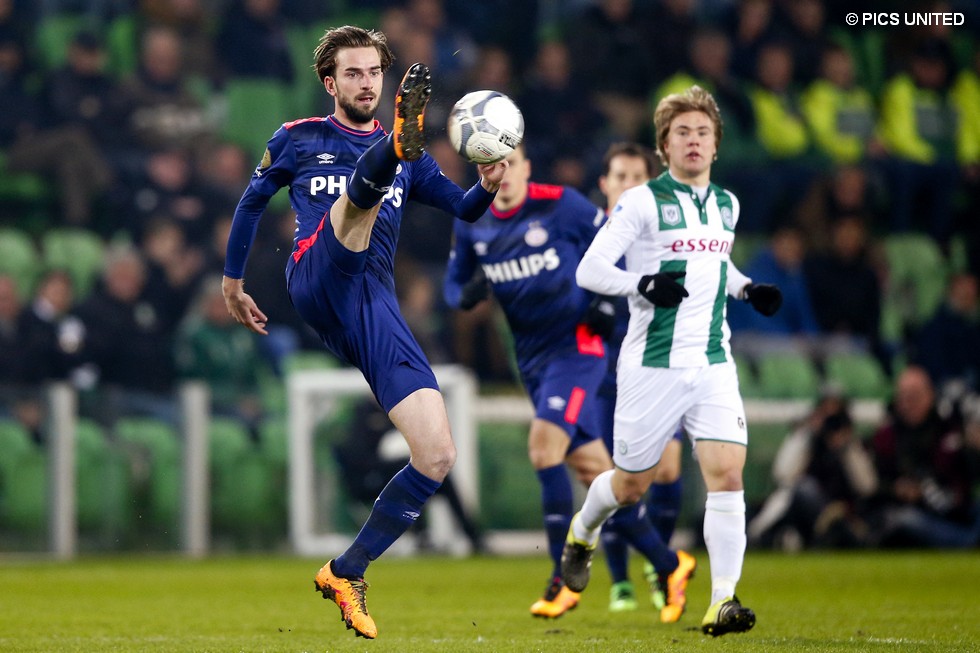 Davy Pröpper, hier aan de bal, zorgde op zeer fraaie wijze voor de 0-2 | © Pics United