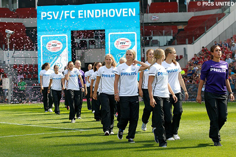 Tijdens het binnenprogramma worden de spelers van PSV op spectaculaire wijze gepresenteerd.