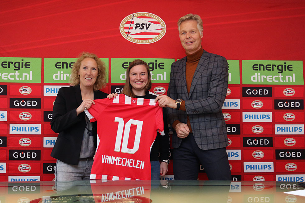 Namens PSV zetten Sandra Dorelijers (links) en Peter Fossen (rechts) hun handtekening