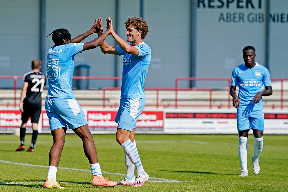 Noni Madueke viert één van zijn drie treffers samen met aangever Sam Lammers