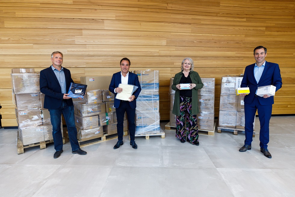 (vlnr) Ton Emmen (Operationeel leider VRBZO), Pieter van der Leegte (bestuurslid VDL Foundation), Ellis Jeurissen (directeur Publieke Gezondheid GGD Brabant-Zuidoost) en Miel Timmers (bestuurslid VDL Foundation).