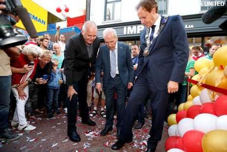 Michel Keeris, Harry van Raaij en burgemeester Rob van Gijzel.