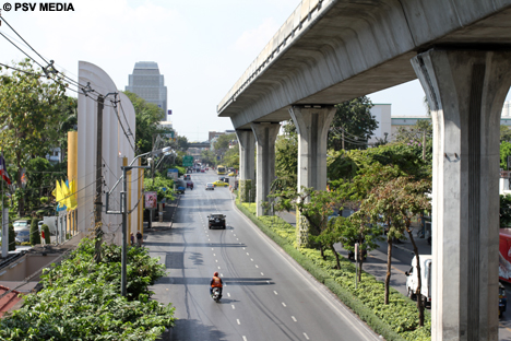 Door de Skytrain die door Bangkok loopt kun je veel niet zien van de stad.