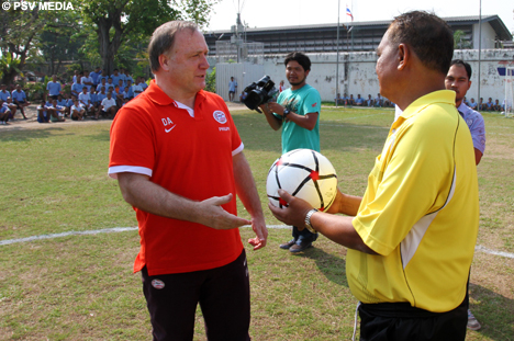 Hoofdtrainer Dick Advocaat overhandigt de scheidsrechter de bal.
