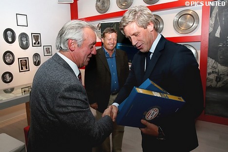 Marcel Brands overhandigt Willy van der Kuijlen een exemplaar.