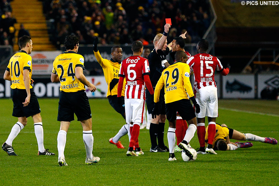 Jetro Willems krijgt al na 29 seconden de rode kaart van Kevin Blom | © Pics United