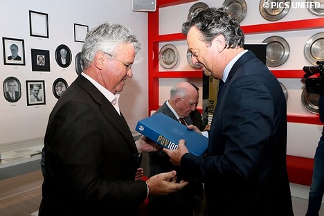 Guus Hiddink krijgt een boek uit handen van Tiny Sanders.