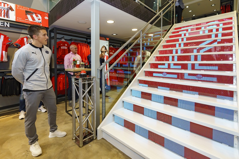 Ryan Thomas bij het centrale middelpunt van de winkel: een trap vol LED-projecties