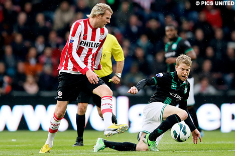 Ola Toivonen in duel met FC Groningen-middenvelder Michael de Leeuw.