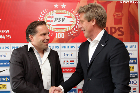 Art Langeler en Marcel Brands schudden elkaar de hand.