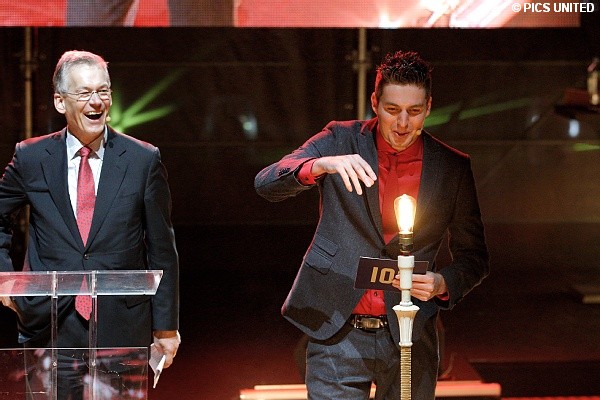 Met de laten branden van een gloeilamp werd het startsein gegeven.