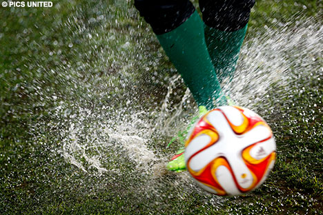 De bal stuiterde niet meer op het veld en het duel werd definitief gestaakt.