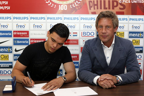 Samen met technisch manager Marcel Brands tekende hij de verbintenis.