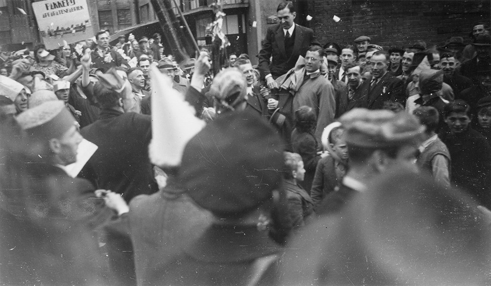 Frits wordt op de schouders gehesen bij het jubileum van Philips tijdens de oorlog: 'een machtige demonstratie van eenheid in volle bezettingstijd' | © Philips Company Archives