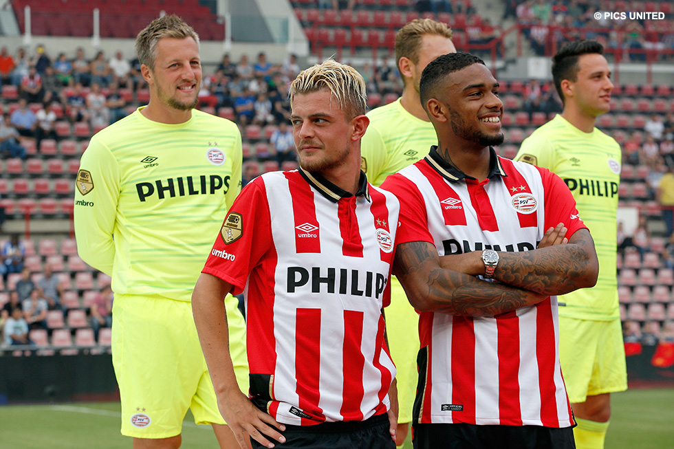 Maxime Lestienne en Jürgen Locadia bij de spelerspresentatie in het stadion | © Pics United