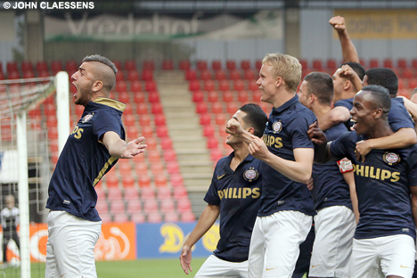 Vreugde bij de spelers van PSV A1 na de 3-2 van Kardes.
