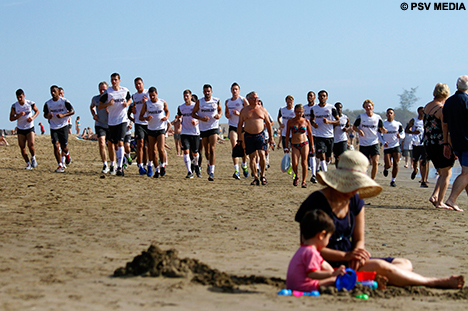 De strandloop van PSV trok veel bekijks in Maspalomas.