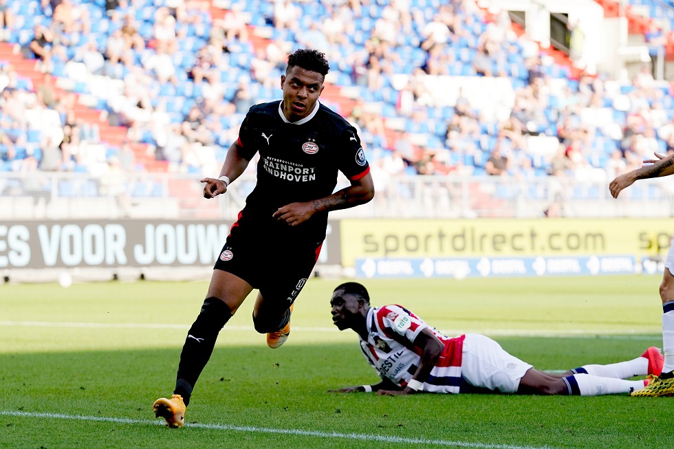 Donyell Malen juicht nadat hij PSV op 0-1 heeft gezet