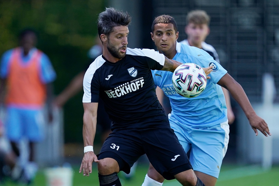 PSV speelde in de eerste oefenwedstrijd van het seizoen met twee verschillende ploegen per helft