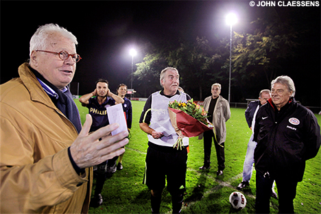 Peter Wijnen werd na afloop van de wedstrijd in het zonnetje gezet.