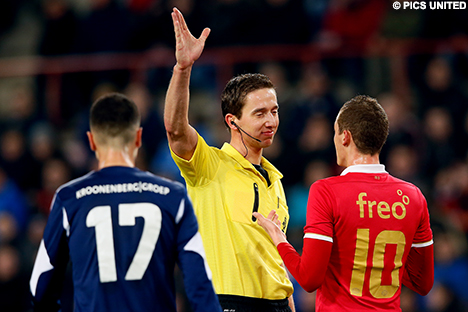 Christiaan Bax in gesprek met Clint Leemans van Jong PSV.