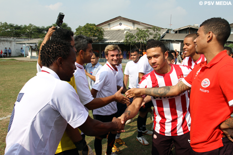 Zoals doen gebruikelijk werden voor de aftrap de handen geschud.