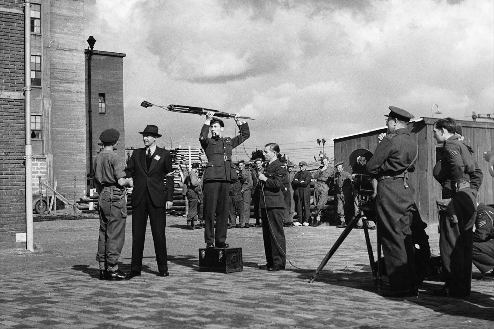 Frits Philips terug in Eindhoven. Hij wordt ge&iuml;nterviewd door een Britse cameraploeg | &copy; Philips Company Archives