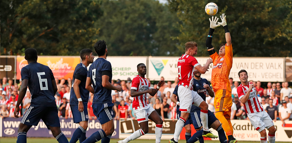 Luuk de Jong brengt PSV via een kopbal op 1-0.