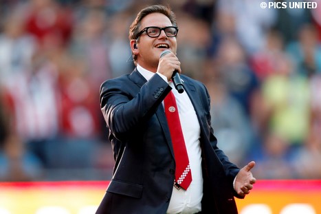 Guus Meeuwis zingt een nieuwe versie van het PSV-clublied.