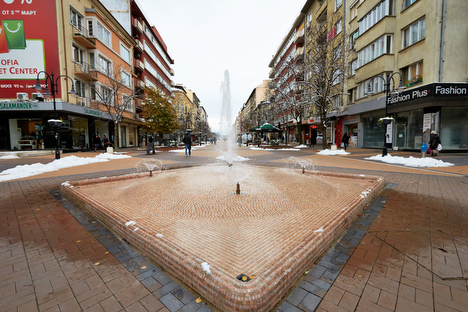 Een blik op de grote winkelstraat in het centrum van Sofia.