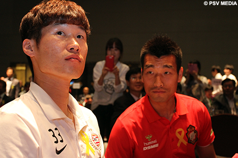 Ji-Sung Park aan tafel bij &eacute;&eacute;n van de sterspelers van Gyeongnam.