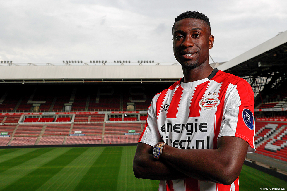 Derrick Luckassen poseert in PSV-tenue