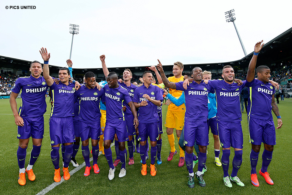 De spelers vieren de overwinning met de meegereisde supporters | © Pics United