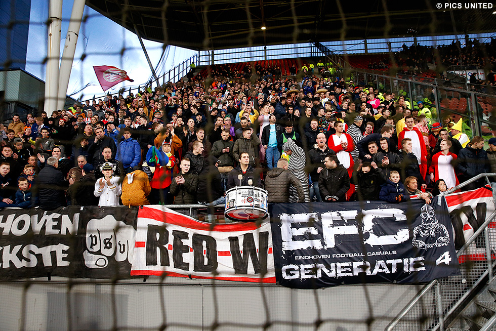 De PSV-supporters - veelal in carnavalskledij - in de Galgenwaard | © Pics United