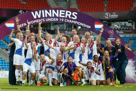 Oranje onder 19 na het behalen van de Europese titel.