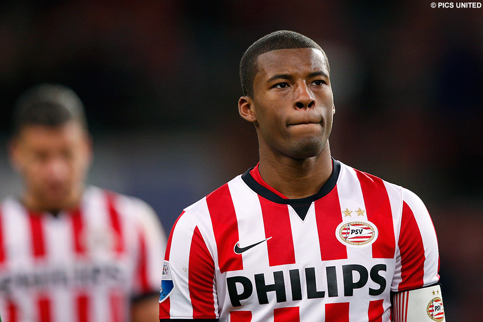 Aanvoerder Georginio Wijnaldum verlaat zichtbaar teleurgesteld het veld | © Pics United