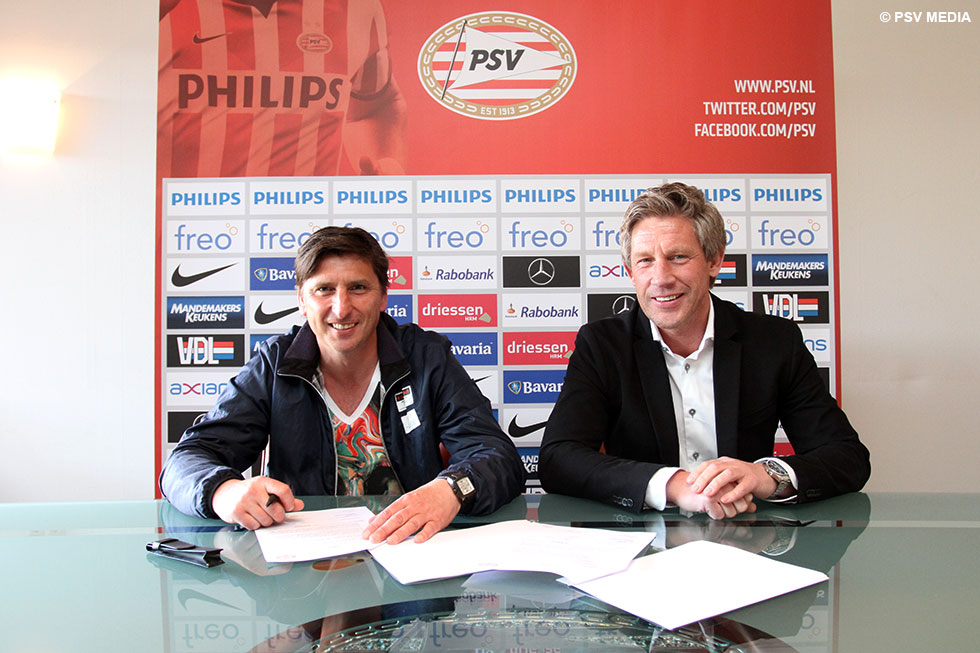Luc Nilis zette donderdagmiddag een handtekening onder het contract | © PSV Media