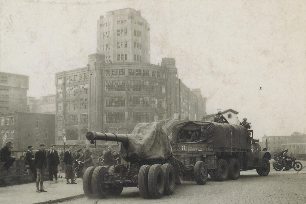 Geallieerde troepen hebben Eindhoven bereikt en posten voor de Lichttoren | &copy; Philips Company Archives