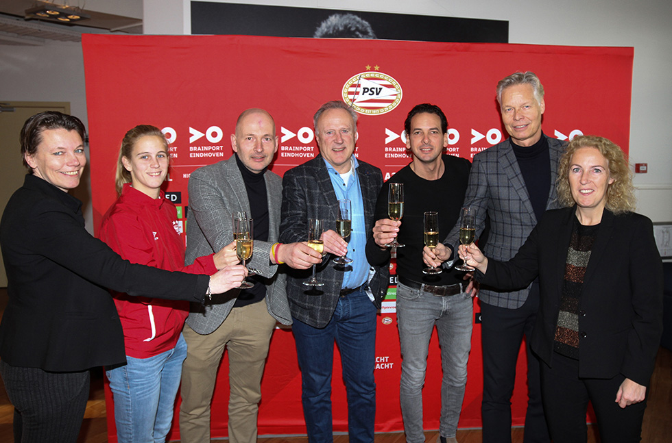 In het Philips Stadion ondertekenden Peter Fossen, Ko Andriessen (directeur van vakbond ProProf), Louis Everard (directeur vakbond VVCS) het contract in het bijzijn van Serge Rossmeisl (directeur FBO), Sandra Doreleijers, Peggy van Alem en Katja Snoeijs (PSV).