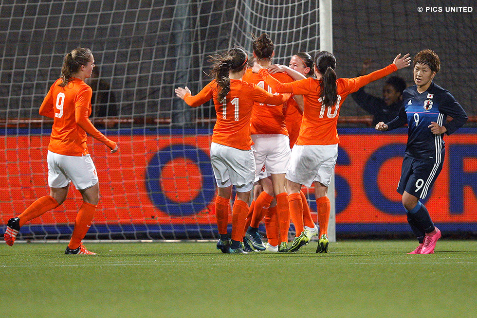 PSV Vrouwen won het duel in het stadion van FC Volendam met 3-1 | © Pics United
