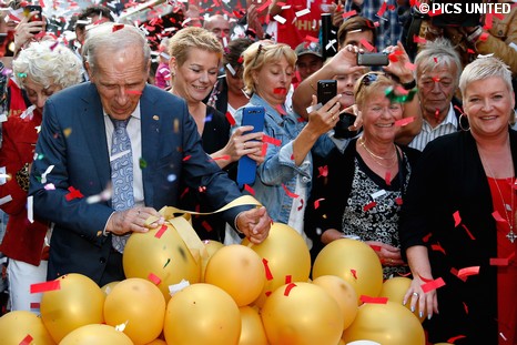 De onthulling werd verricht door Harry van Raaij.