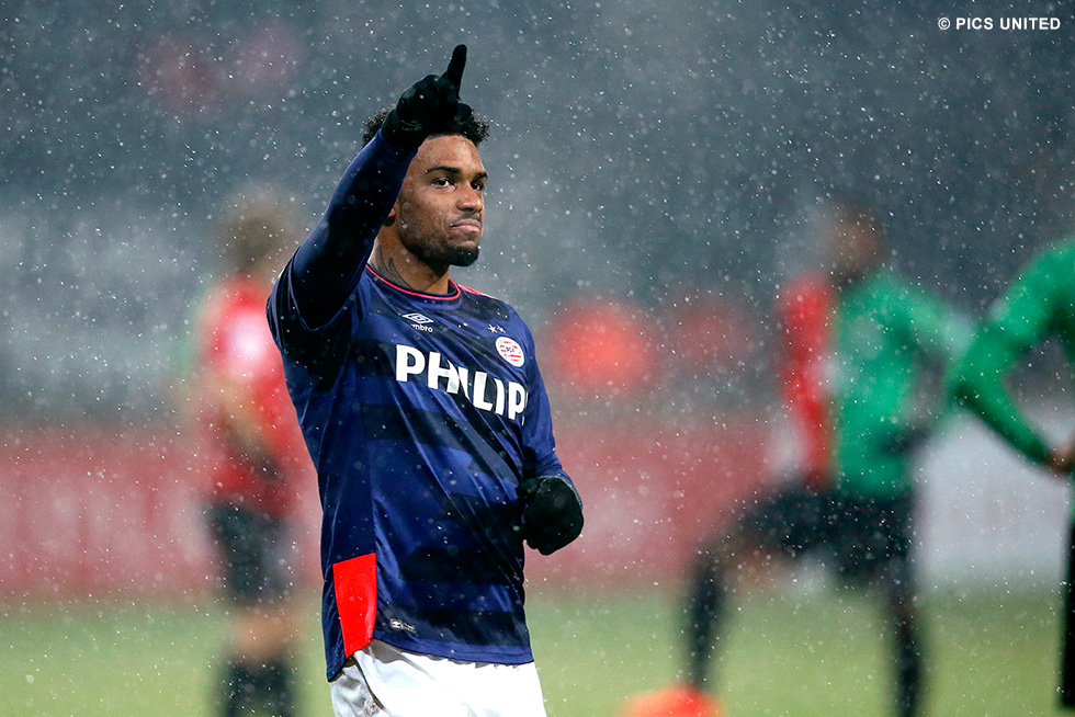 Jürgen Locadia bracht PSV met de 0-2 in veilige haven | © Pics United