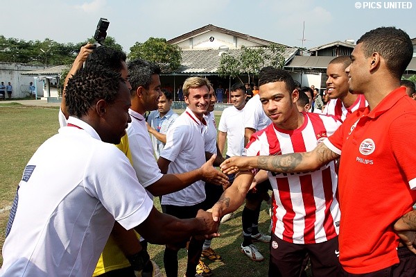 In de gevangenis werd er een wedstrijd tegen het gevangenisteam gespeeld.